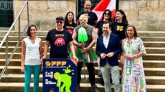 El Galician Freaky Film Festival present� frente al museo Marco de Vigo el cartel oficial y las primeras novedades de su d�cima edici�n, que se celebrar� del 17 al 26 de septiembre en la Plaza El�ptica de Vigo. El acto cont� con la participaci�n de Jacobo Sutil, director de la AGADIC; Lu�sa S�nchez, vicepresidenta de la Diputaci�n de Pontevedra; Ana Laura Iglesias, concejala de Igualdad y Comercio; Miriam �lvarez, subdirectora del festival; y Juan de Castro, director del certamen.
Uno de los momentos centrales de la presentaci�n fue el descubrimiento del cartel de esta d�cima edici�n, dedicado a la pel�cula The Fly (estrenada en Espa�a como La Mosca), y la participaci�n especial de Toxie, la mascota del festival de este a�o, un vengador t�xico muy vigu�s.