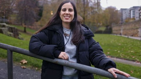 Sara Alvar, presidenta de la Asociacin Boanoite, en el paseo de los Puentes, de A Corua.