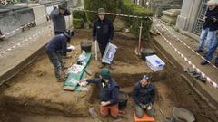 Fernando Serrulla, responsable de la Unidad de Antropolog�a Forense del Imelga, en la excavaci�n para encontrar los cad�veres de siete asturianos fusilados