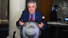 Joel Mokyr, firmando su silla Nobel en el Museo Nobel de Estocolmo este sbado