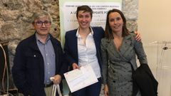 Mar�a Fandi�o, en el centro, junto a los tutores de su Trabajo Fin de Grado, por el que ha obtenido el galard�n