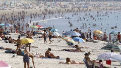 Ba�istas en la playa de Samil este mes