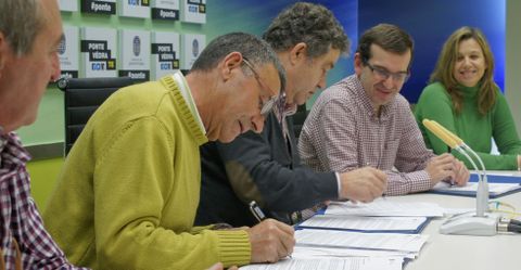 El presidente de los comuneros, Jos� Luis Parada, firm� con el alcalde el contrato de alquiler. 