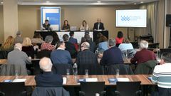 Presidido por Marta Villaverde, conselleira de Mar (al fondo, segunda a la izquierda), el Consello Galego de Pesca celebr�  una reuni�n extraordinaria para analizar los recortes de la xarda y el lirio, entre otros.