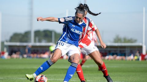 Ana Buceta disputa un bal�n durante el derbi asturiano