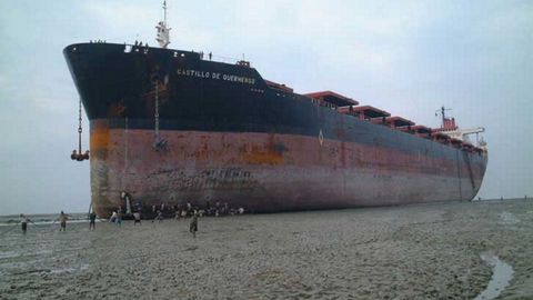 El Castillo de Quermens� varado en una playa de Bangladesh para su desguace.