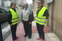 Desde Cornazo. Concha, Nicol�s y Pilar llevan el chaleco reflectante porque les da �mucha tranquilidad� y reconocen que lo usan m�s durante el invierno que en el verano. 