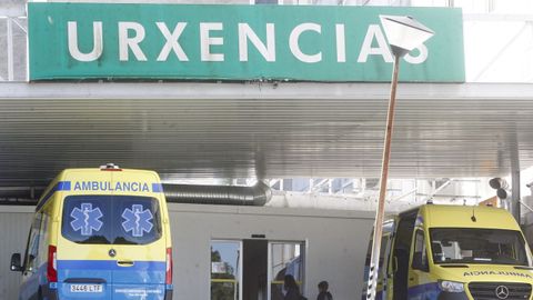 Ambulancias ante el complejo hospitalario de Ferrol.