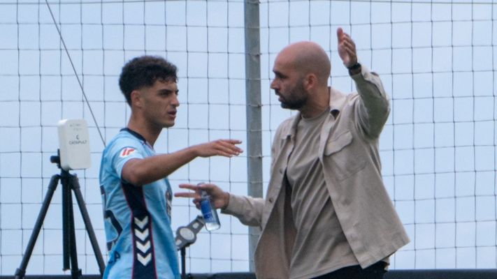 El canterano del Celta Hugo �lvarez y su entrenador, Claudio Gir�ldez.