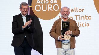 Antonio Nez, de Bodegas Petrn, recogiendo el premio al mejor tinto de Galicia de manos del presidentede la Xunta, Alfonso Rueda