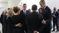 Los reyes y Snchez han saludado a una representacin de los familiares de las vctimas. Mazn no ha participado en este saludo