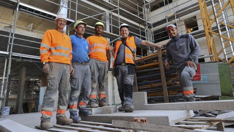 Trabajadores de la promotora Julio Rey, en el interior de la obra que realizan en Pontepedria