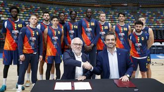 El presidente del Leyma, Pablo de Amallo Corral (en la mesa, a la izquierda), y el conselleiro Diego Calvo (a la derecha), junto a los integrantes de la plantilla del equipo coru&ntilde;&eacute;s.