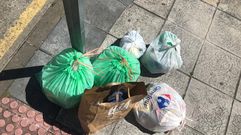 Bolsas depositadas antes del horario de recogida en la calle Fontecha