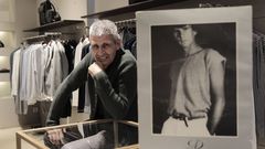 Conde Corbal posa en la tienda de Adolfo Dom�nguez en Ourense, donde su imagen dej� huella