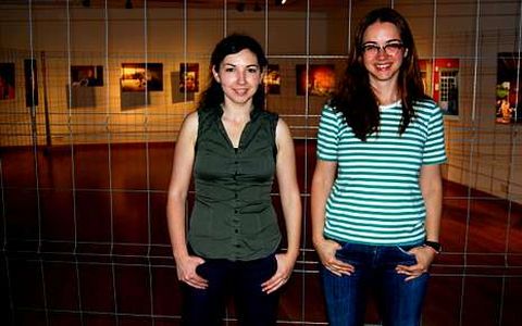 Luz Paz y Marta Marcos ante su exposici�n.