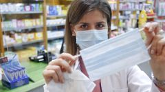 Noa Rey, en su farmacia de Esteiro, donde bajaron los precios hace tiempo