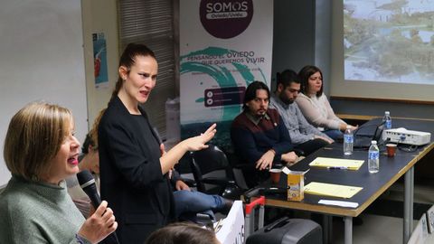 Ana Taboada interviene en la asamblea de Somos Oviedo, ante la atenta mirada de concejales como Ignacio Fernndez del Pramo o Rubn Rosn