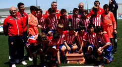 El cuadro t�cnico del Sporting de Gij�n y los jugadores celebraron por todo lo alto un galard�n con el que no contaban.