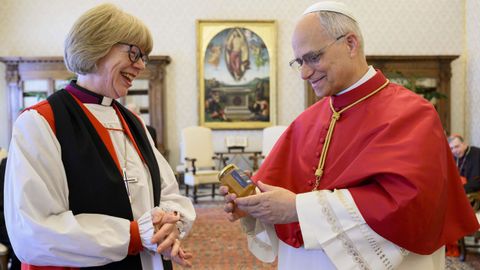 El papa Le&oacute;n XIV con la arzobispa de Canterbuy, Sarah Mullally