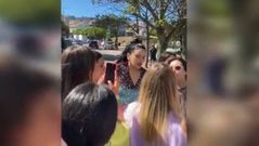 Rosal�a se para con los fans a su salida del Noa Boutique