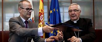El conselleiro de Educaci�n y el obispo de Mondo�edo firmaron ayer el convenio de colaboraci�n.