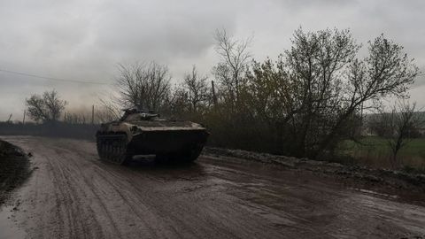 Un tanque ucraniano avanza por un camino del frente de Bajmut