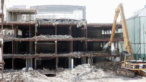 Una de las gr�as de J. Carreira durante la demolici�n de un edificio
