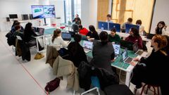 Una clase de alumnos del grado en Dese�o, en la sede del edificio administrativo de Benito Corbal, en Pontevedra
