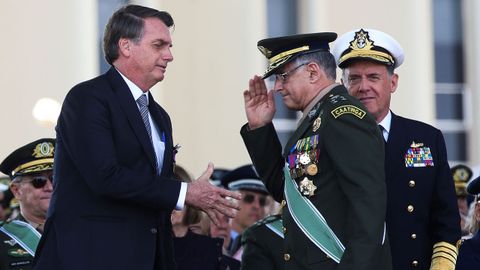 al presidente Jair Bolsonaro mientras saluda al general del Ejrcito Eduardo Pujol, el 23 de agosto de 2019, durante una ceremonia en Brasilia (Brasil). 