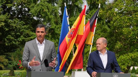 German Chancellor Olaf Scholz (R) and Pedro Sanchez,