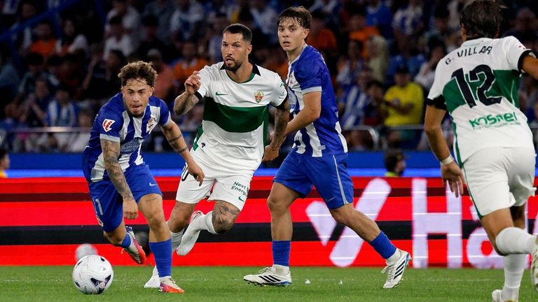 Mario Soriano (izquierda), en el D�por-Elche, conduce el bal�n ante Morente (centro) y Amatucci.