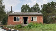 El hombre apareci� muerto en el interior de esta casa, en el lugar de Ta�e (Cabaleiros), en Tordoia