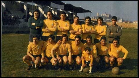 Subcampe�n de la serie B. Parada, Real, Casanova, Germ�n, Camino, Tat�, Ovalle �de pie�; Mario, Coutado, Pinhe, D�az, �scar Rodr�guez (el ni�o), Alfonso, Meji y Vicente �agachados�