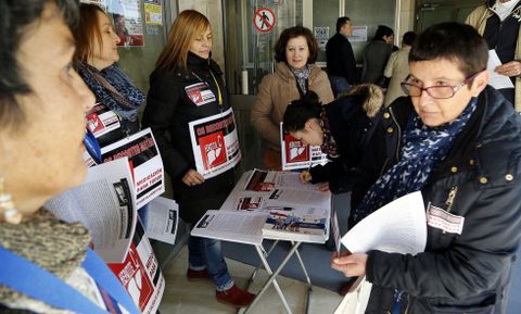 <span lang= es-es >Protestas en Santiago y Vigo</span>. La <span lang= gl >Plataforma Galega de Afectados pola Hepatite C </span>organizó sendas recogidas de firmas en los hospitales de Santiago y Vigo (en la imagen) dentro de la campaña estatal que están llevando a cabo los enfermos para que el tratamiento se extienda a todos los casos.