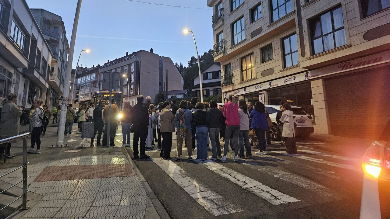 Los vecinos de Miño vuelven a concentrarse para demandar mejoras en el transporte