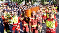 Los bomberos de Vigo rindieron homenaje a Sergio Sanl�s en su entierro, en mayo del 2024