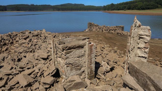 Ruinas de las viviendas expropiadas y derruidas para construir el embalse, ayer en el lugar de Corti�as de Abaixo, en Vilaboa
