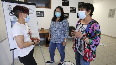 De izquierda a derecha, Pili Leal, secretaria de Adiante, Isabel Quiza, con un hermano alcohólico, y Fina Ramil, en rehabilitación desde hace dos años