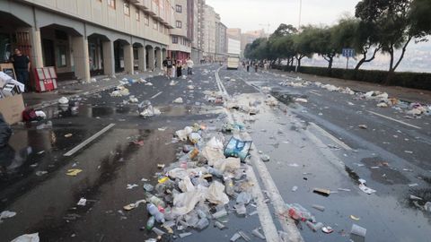 Las playas de Riazor y Orz�n amanecen llenas de basura tras la noche de San Xo�n
