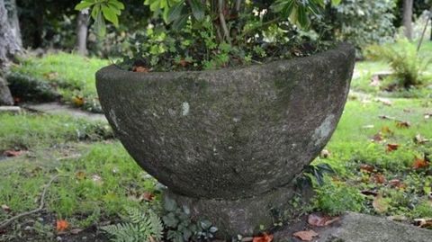 La otra pila aparece referenciada como el elemento 56 del inventario elaborado sobre los bienes de Meir�s (la de arriba es la 50). En este caso no hay decoraci�n, y presenta dos hendiduras circulares en la parte superior. Una y otra, y m�s piezas, pasaron a se maceteros. 