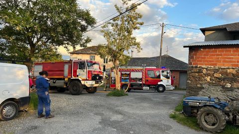 Camiones de bomberos en la localidad de Castroncelos, donde se registró el siniestro