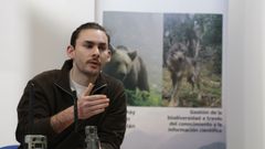 El bi�logo Lucas Alonso durante la presentaci�n, este lunes, del estudio que el Ayuntamiento realizar� sobre las poblaciones de osos y lobos. El Ayuntamiento de Oviedo y el Fondo para la Protecci�n de la Fauna Salvaje (Fapas) analizar�n durante un a�o, mediante t�cnicas de muestreo y c�maras fotogr�ficas, las poblaciones de osos y lobos que se mueven por el concejo, en un estudio que busca obtener datos cient�ficos sobre estas dos especies