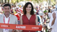Isabel Daz Ayuso, junto al alcalde de Alalpardo en la salida a la ltima etapa de La Vuelta
