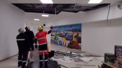 Operarios municipales y de Emerxencias comprueban el techo del mercado de Sanxenxo y retiran las planchas ca�das del falso techo