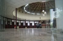 La taquilla de venta de billetes est� cerrada y las anexas guardan restos de farolas y asientos. 