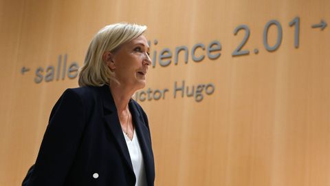 Le Pen, este lunes abandonando el Tribunal Correccional de Pars.