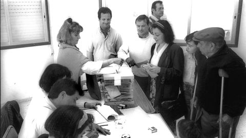 Elecciones auton&oacute;micas de 1993. En octubre miles de gallegos como estos vecinos de A Laracha votaron y dieron la victoria otra vez al PP de Fraga