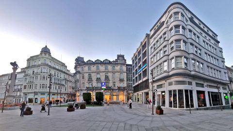 Dos edificios emblemticos de Eloy Maqueira en Santo Domingo, con el antiguo Mercantil en el medio