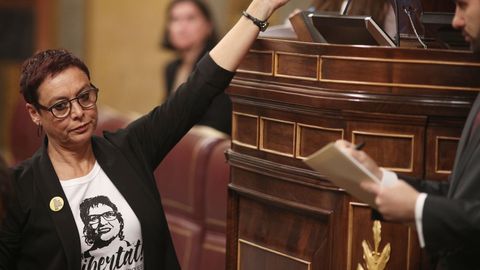 La diputada de ERC, Montserrat Bassa, entrega un papel en el que pone �Llibertat� con un lazo amarillo. Lleva una camiseta el rostro de su hermana, Dolors Bassa, condenada a 12 a�os de prisi�n por el Tribunal Supremo por delito de sedici�n